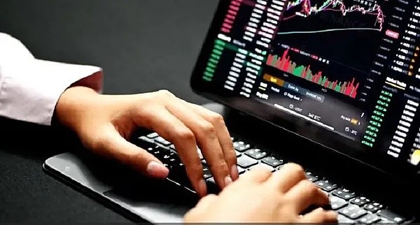 为什么比特币刚反弹就被不断的迅速抛售？是谁在卖？