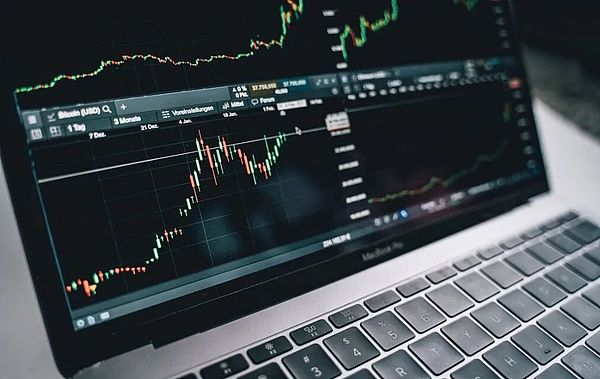 人在放假币在涨价：国庆假期里的三重行情共振