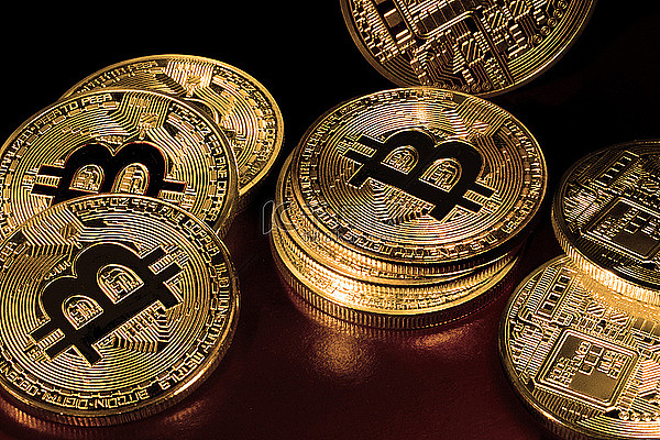 大反攻  比特币狂拉5000点破9万  以太坊收复3000关  追涨还是等回调？