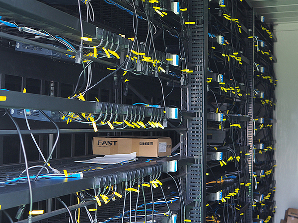 挖矿一步到位!比特大陆ANTBOX移动矿场测评