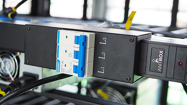 挖矿一步到位!比特大陆ANTBOX移动矿场测评