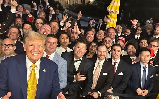 特朗普:我3亿美元TRUMP刚解锁 老乡别跑快来打榜
